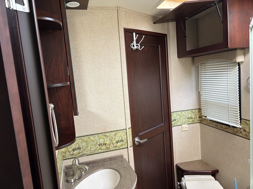 2011 Freightliner Xc Raised Rail Rear Engine Motor Home Chassis - $89,000